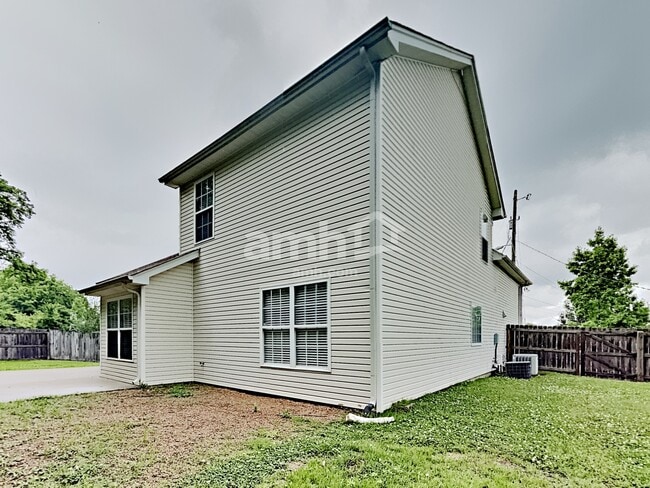 Building Photo - 916 Springs Hill Way