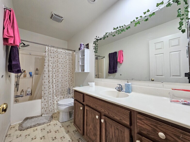 Building Photo - 70 Ironstone Dr