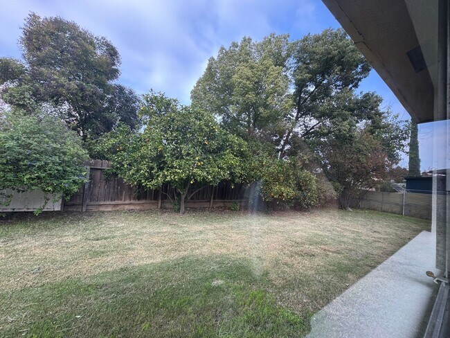 Building Photo - 4 bed 2 bath in Merced available now