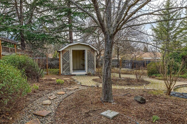 Building Photo - Beautiful home on large, landscaped flag lot - Available Now