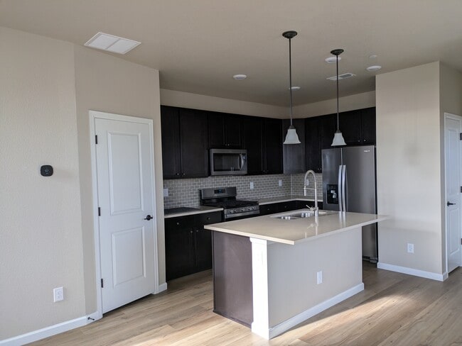 Building Photo - 450 Millwall Cir