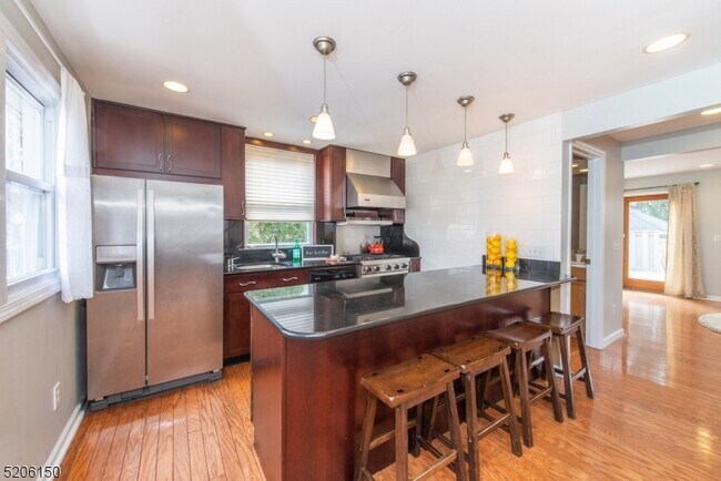 Building Photo - 326 Victor St