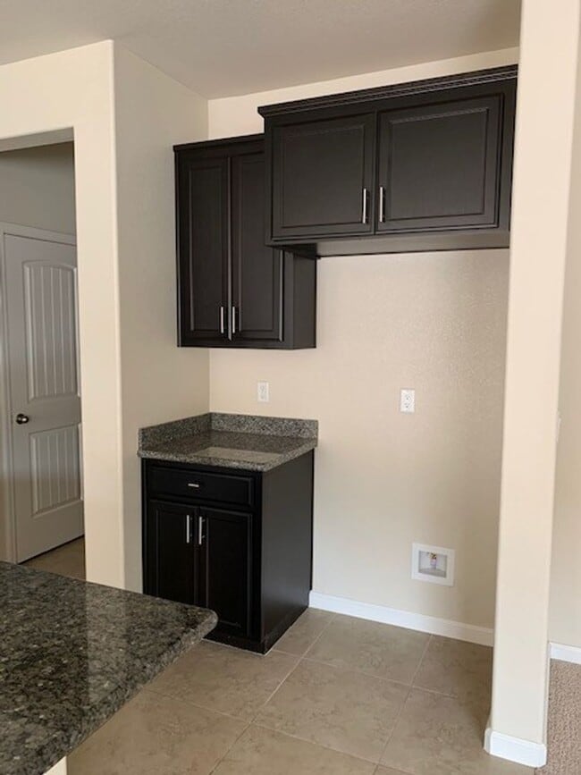 Building Photo - Canyon Hills