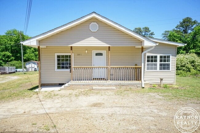 Building Photo - Practically New!