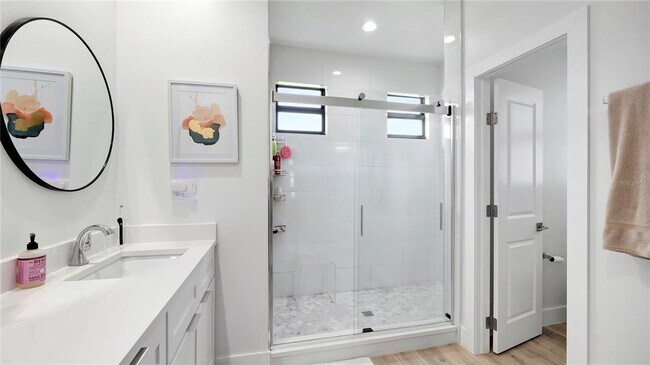 Building Photo - 306 E Clay Ave