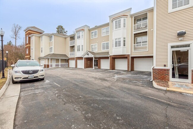 Building Photo - Riverside  Condo-RARE-Ready Now