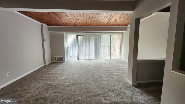 Building Photo - 53 Skyhill Rd