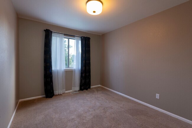Building Photo - Wonderful 4-bed, 3-bath home adjacent to walking paths and parks