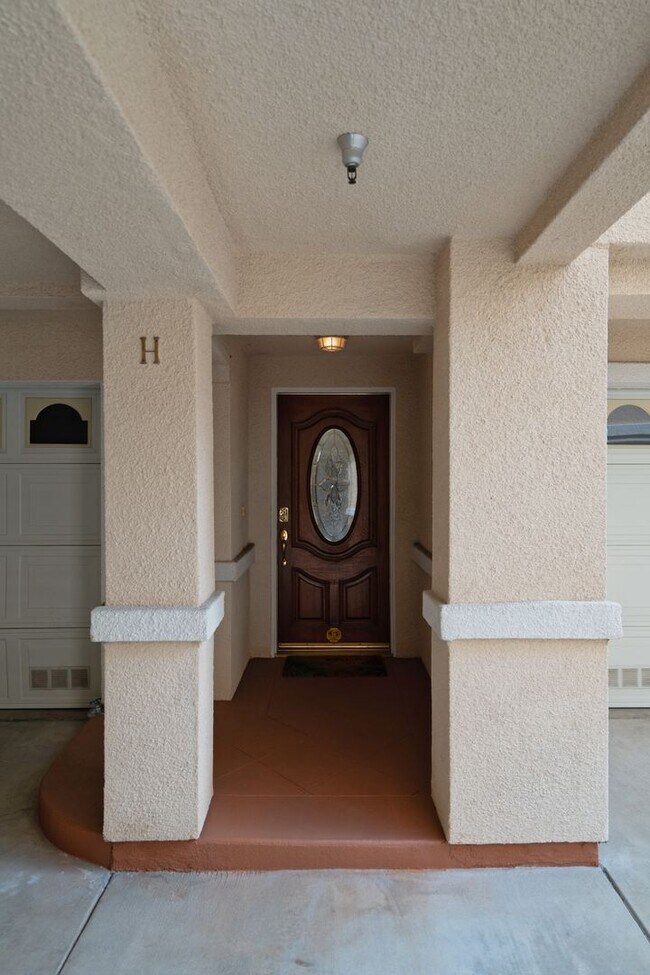 Building Photo - 2 WEEKS OFF SPECIAL..BEAUTIFUL 4 BED 3 BATH UNIT!!!!!