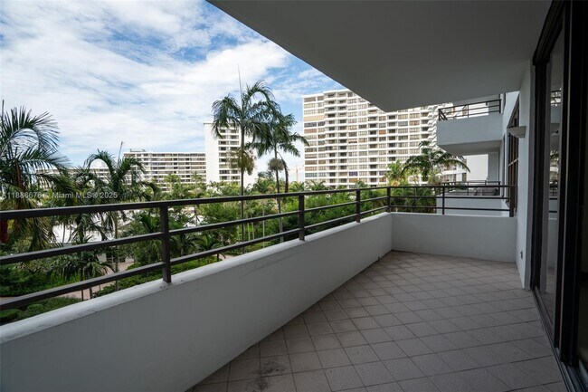 Building Photo - 2500 Parkview Dr