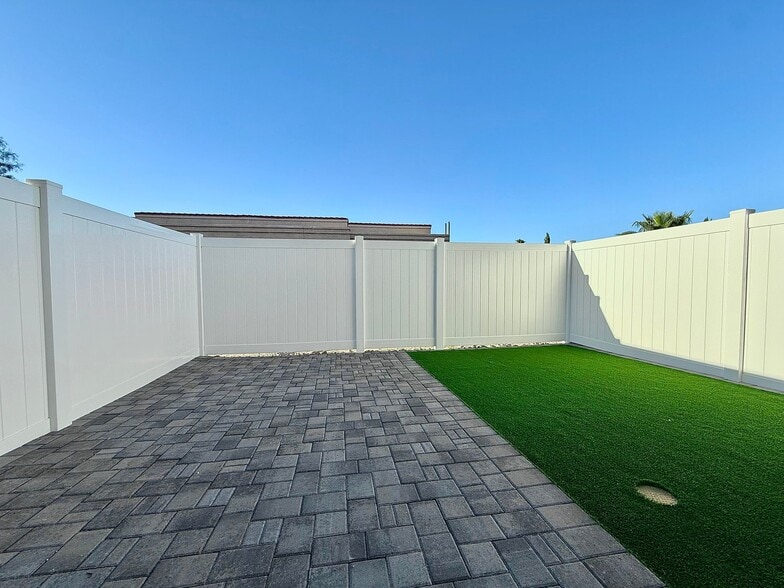 Building Photo - 16714 E Almont Dr