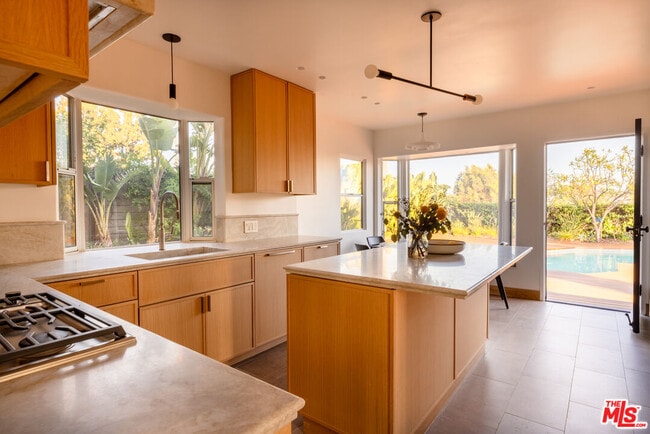 Building Photo - 2516 Silver Lake Terrace