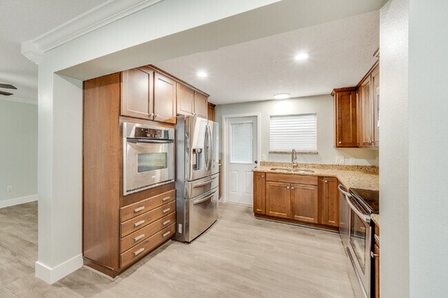 Building Photo - 4 bedroom, 2 bathroom Beachside, Pool Home!