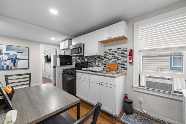 Building Photo - 9 W 51st St