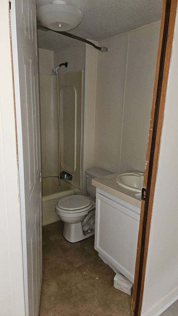 Building Photo - 3 bed 1 bath mobile home for rent
