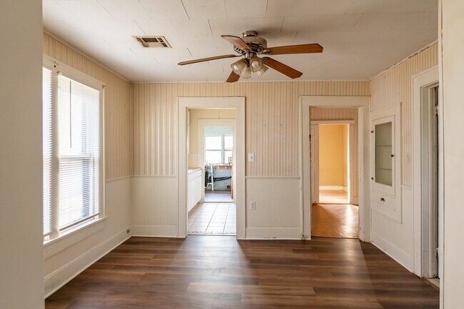Building Photo - 2 bedroom for Lease
