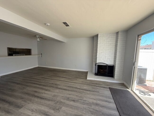 Building Photo - Remodeled Condo in Tustin