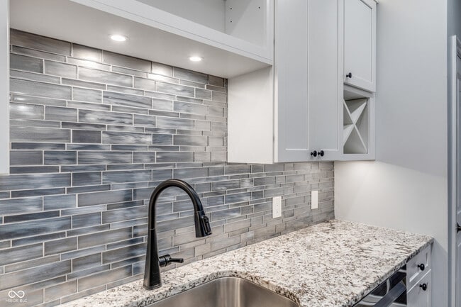 Building Photo - 2068 Broughton St