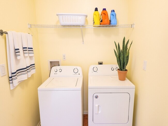 Building Photo - Spacious 4-bedroom, 3-bath home in desirab...