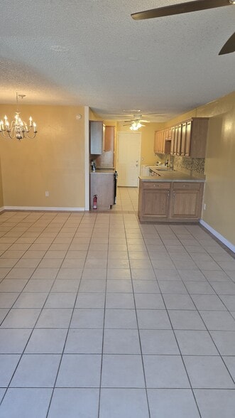 Building Photo - 819 E Rosewood Ln