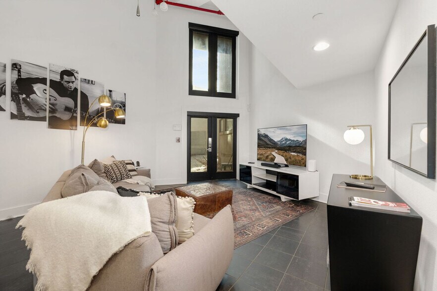 Building Photo - 329 N West Ave