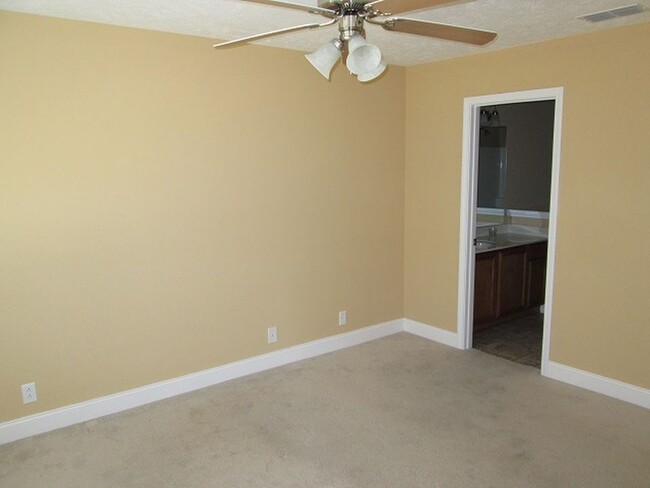 Building Photo - Convenient and cozy Puckett Downs Townhome