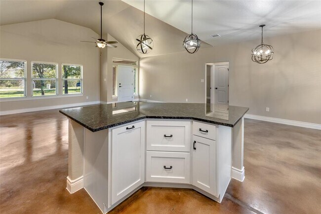 Building Photo - 123 Kikipua