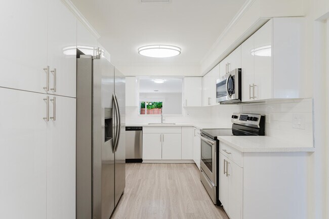 Building Photo - 302 NE 36th St