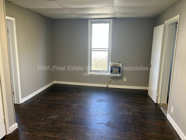 Building Photo - 18 6th St