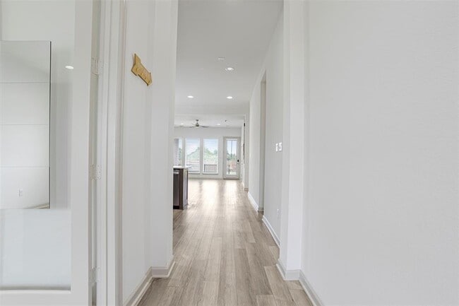 Building Photo - 228 Barton Oak Trl