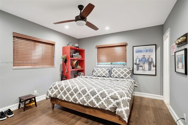 Building Photo - 1128 W Cypress Dr