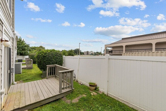 Building Photo - Beautiful 3-Bedroom Condo in Norfolk.