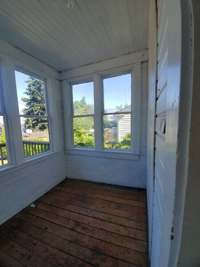 Building Photo - 6 bedroom, 3 bath near Downtown Bellingham!