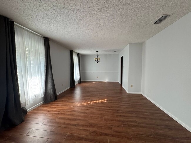 Building Photo - 807 Bass Cir