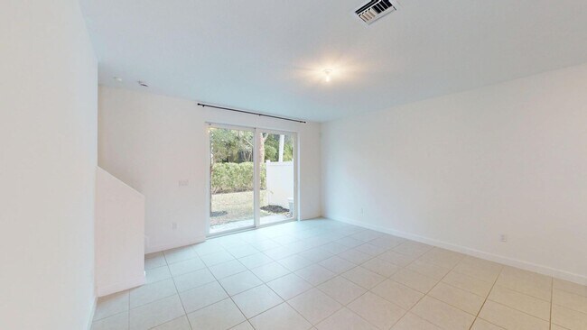 Building Photo - 4643 Hollister Ave