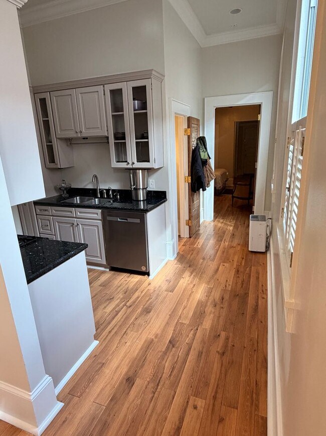 Building Photo - Gorgeous 1BD/1.5BA Uptown