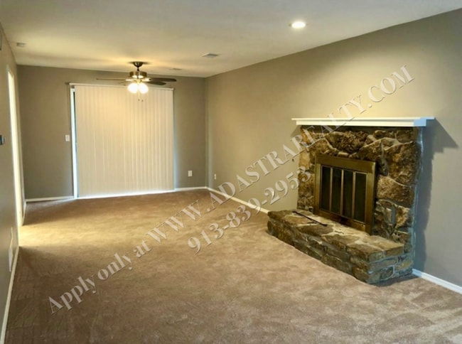 Building Photo - Beautiful 3 Bedroom Duplex in Olathe-Available NOW!!