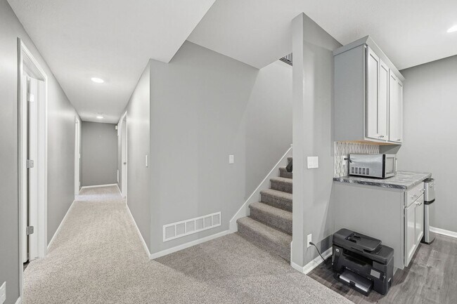 Building Photo - Awesome 4 Bedroom LIKE NEW!