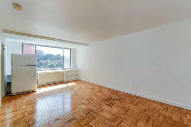 Building Photo - Spacious & Bright Studio at River Place West