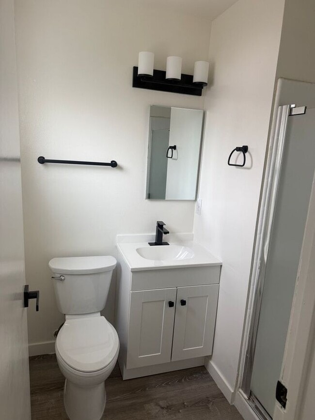 Building Photo - Stunning 4-bedroom, 2-bathroom