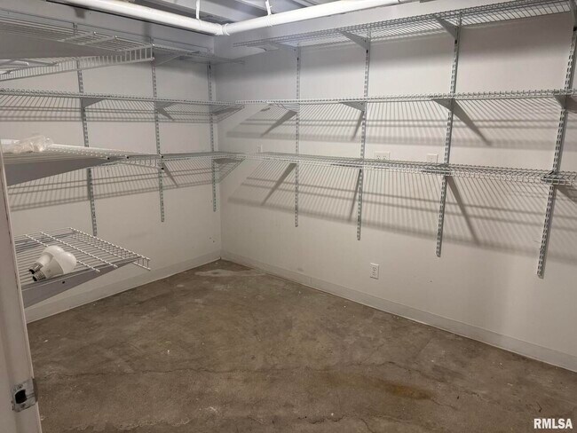 Building Photo - 1868 Kings Dr