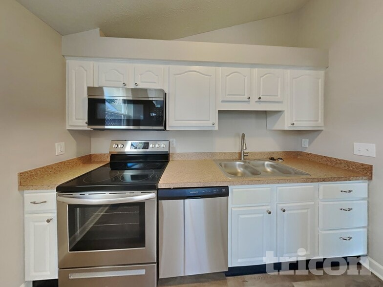 Building Photo - 7819 Cardinal Cove N