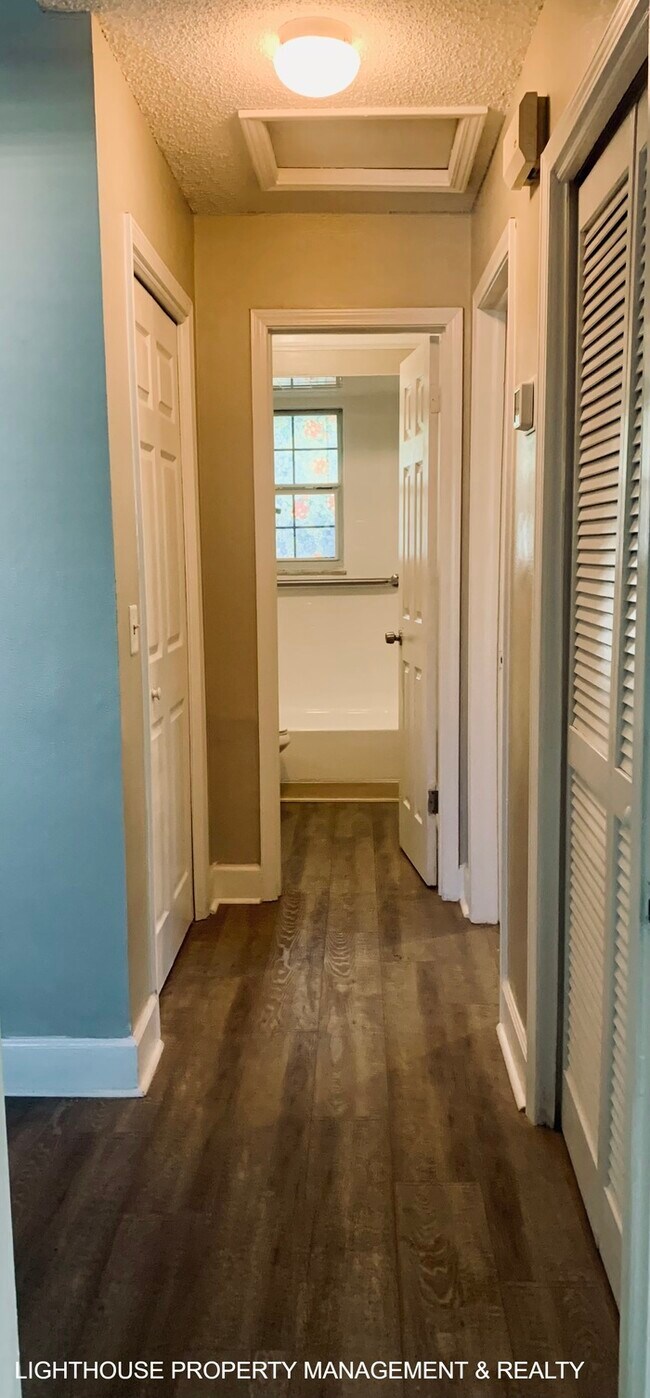 Building Photo - Spacious 2-Bedroom Duplex with Stainless Steel Appliances