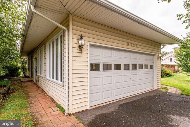 Building Photo - 6525 Byrnes Dr