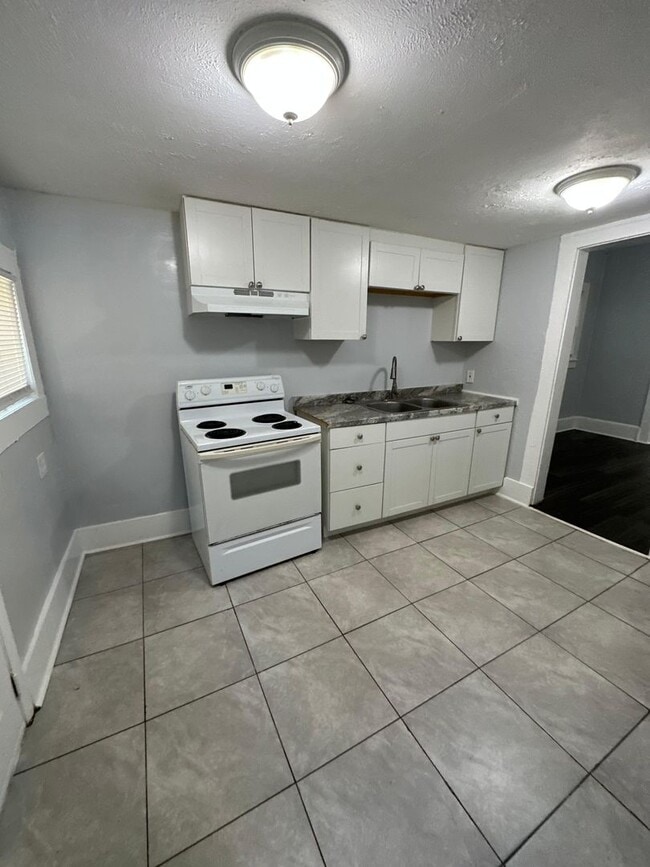 Building Photo - Fully Renovated 3/1 Single Family Ready to Move In!