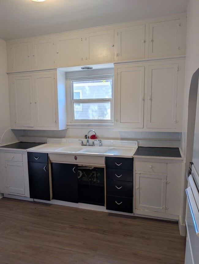 Building Photo - 921 5th St