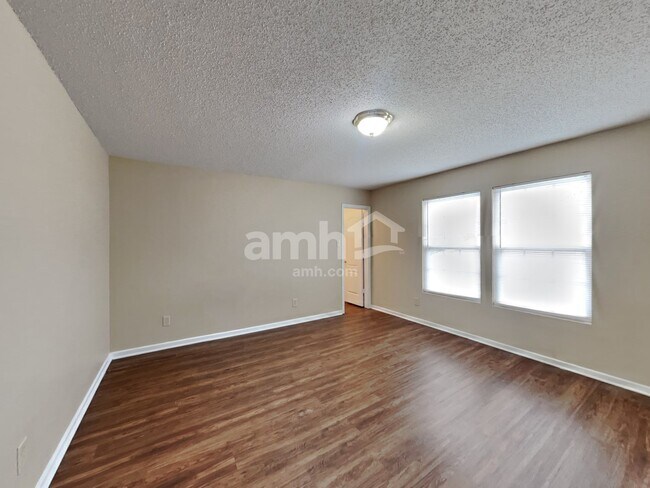 Building Photo - 10935 Parker Dr