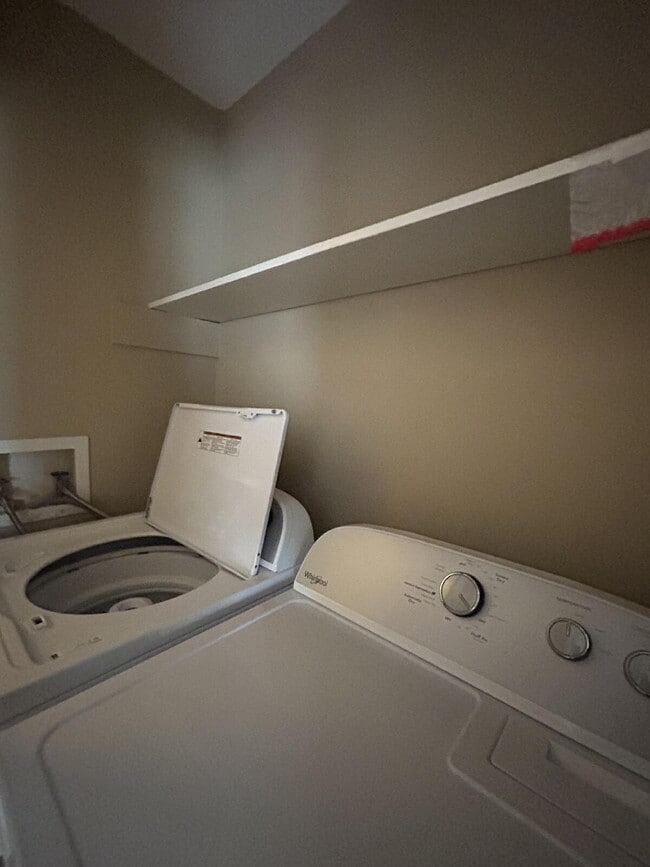 Building Photo - 2 Bed / 2.5 Bath Townhome in Willow Run