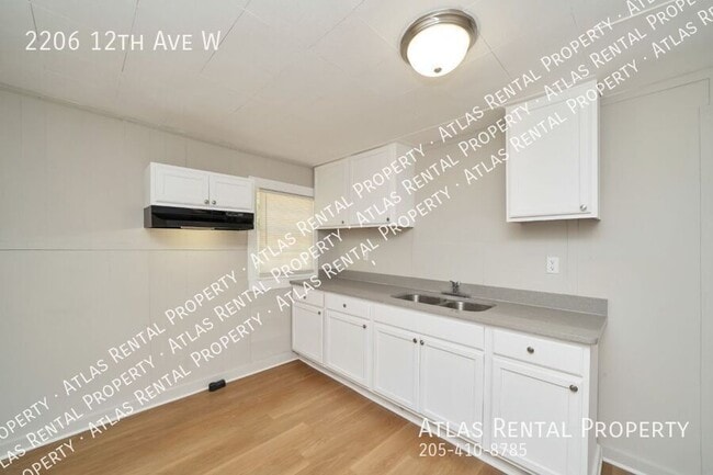 Building Photo - 2206 12th Ave W