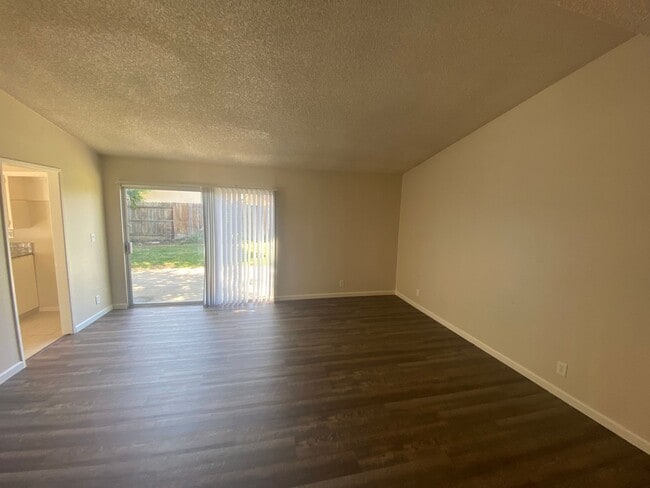 Building Photo - COZY HOME! APPLY NOW!